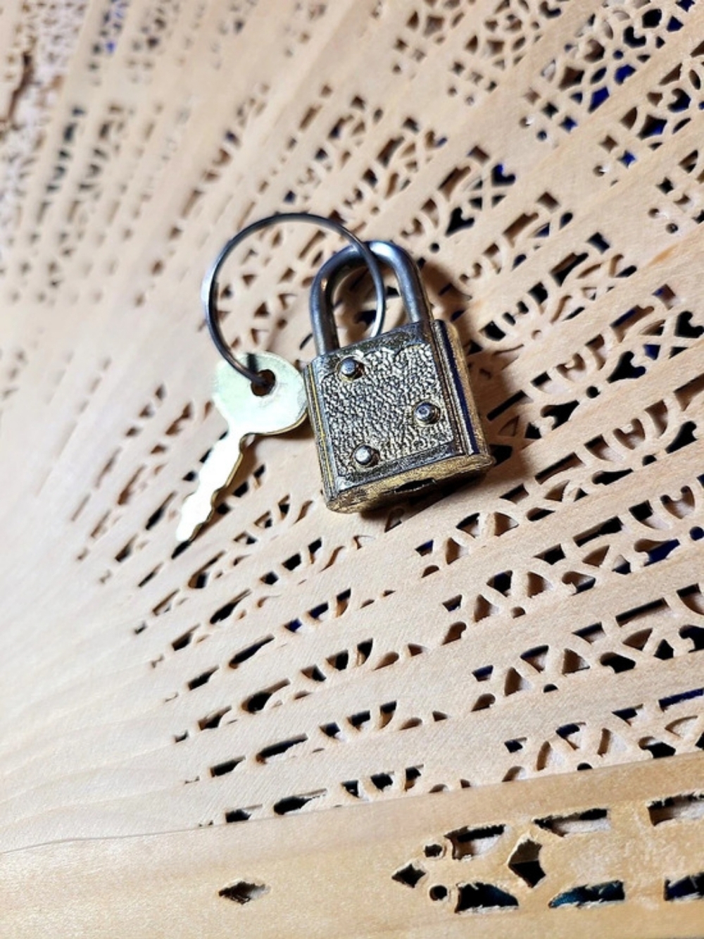 Small Padlock With Key - Picture 4 of 9